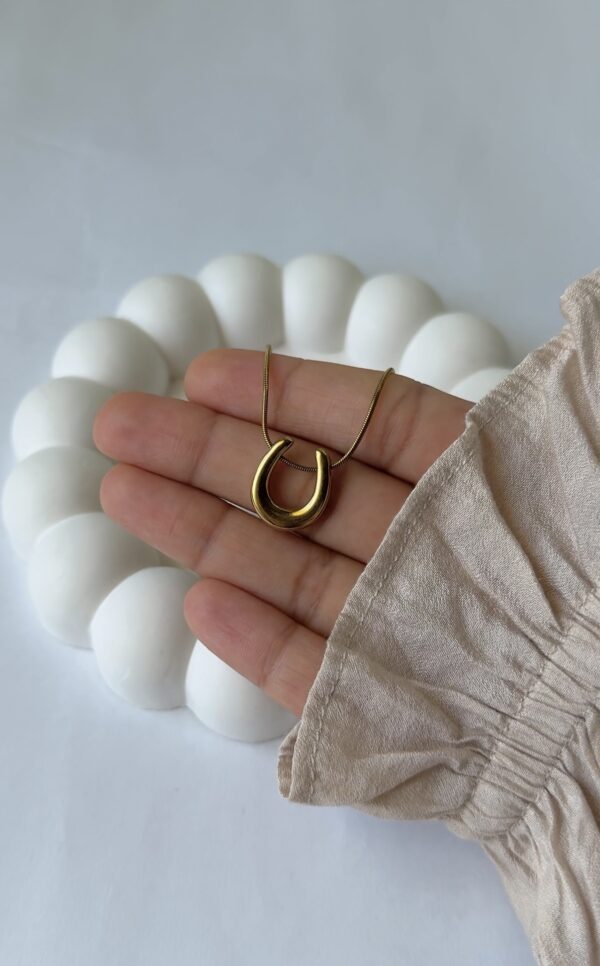 Horseshoe Arc Necklace