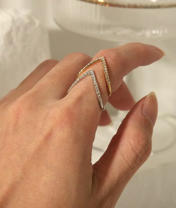 Diamond V Ring